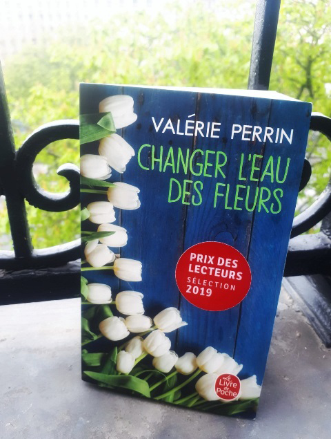 Changer l'eau des fleurs